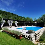 Nyaraló Mila *